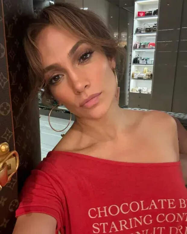 Дженнифер Лопес утешается после развода с помощью брендовых сумок/Фото: jlo/Instagram*