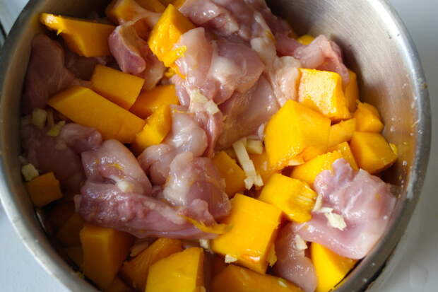 Лучше дать курице просолиться и пропитаться ароматами чеснока, но можно готовить и сразу.