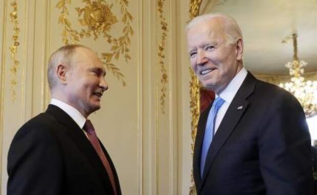 На фото: президент России Владимир Путин и президент США Джо Байден (слева направо) во время встречи в рамках российско-американского саммита на вилле Ла-Гранж