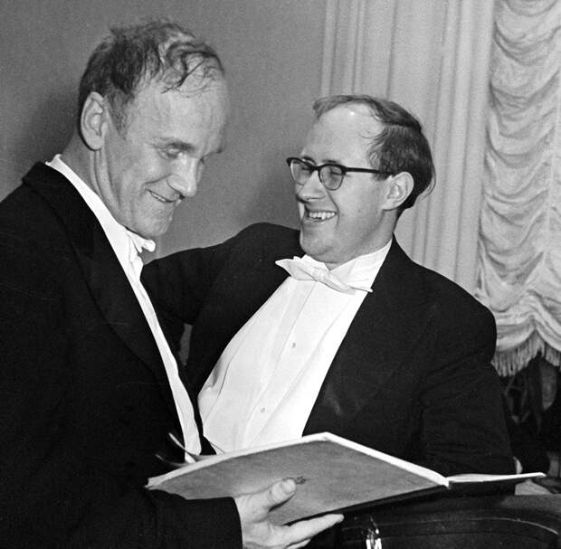 Пианист Святослав Рихтер (слева) и виолончелист Мстислав Ростропович (справа). 1956 год. 