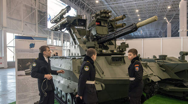 Боевой многофункциональный робототехнический комплекс "Уран-9" представлен в экспозиции выставки II Военно-научной конференции "Роботизация Вооруженных сил РФ". Фото: © РИА Новости/Илья Питалев