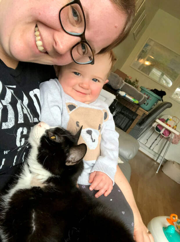 Бьянка с ребенком и котом