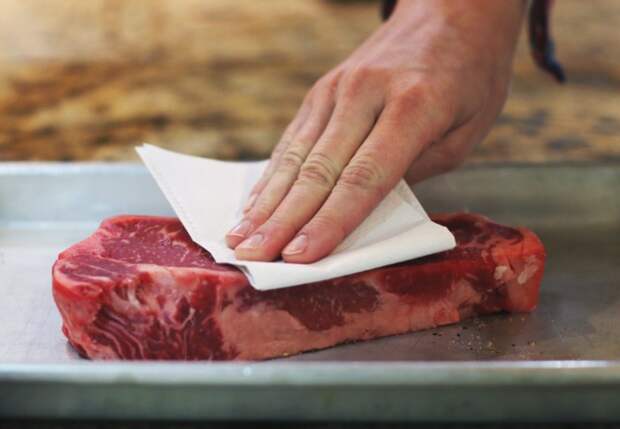 Как при помощи бумажных полотенец добиться идеальной корочки на мясе, или 7 полезных хитростей на ку