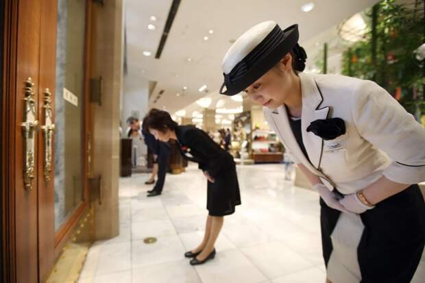 В Японии есть почётная обязанность — быть капитаном лифта в мире, капитан, лифт, люди, обязанность, япония