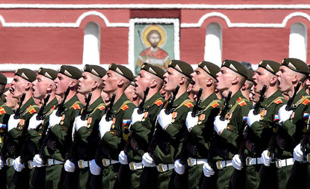 Российские военнослужащие на военном параде победы на Красной площади в Москве