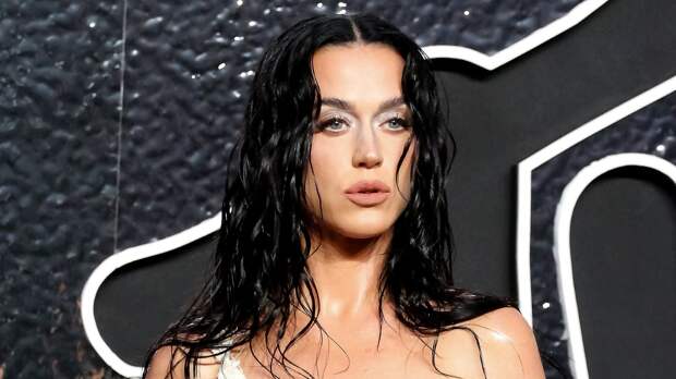 Певица Кэти Перри показала фигуру в сияющем золотом костюме