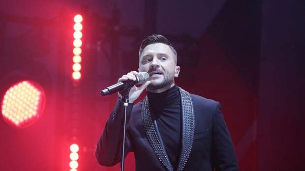 «Они стебутся?»: Лазарев устроил скандал на шоу «Ну-ка, все вместе! Хором!»