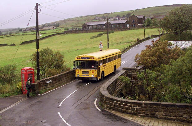 Школьник выбросил приятеля из автобуса и улетел следом