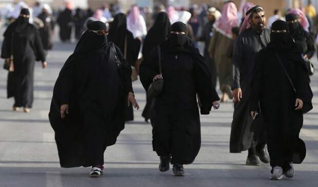 Появляться на улице с открытыми частями тела женщины, законы, интересное, саудовская аравия
