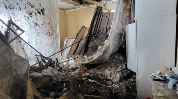 В квартире жилого дома в Прокопьевске обрушился потолок