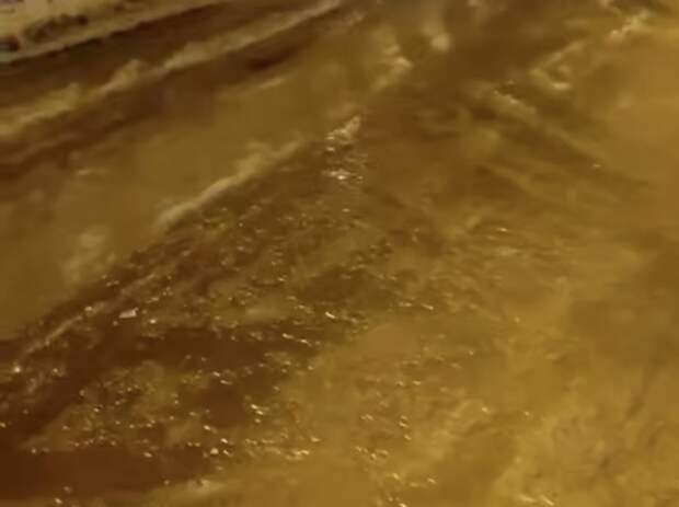 В Туле на улице Пузакова из-за порыва трубы образовался потоп и лёд