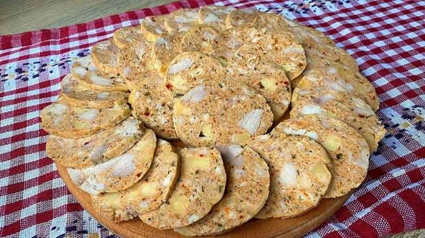 Фото к рецепту: Колбаса из курицы с сыром