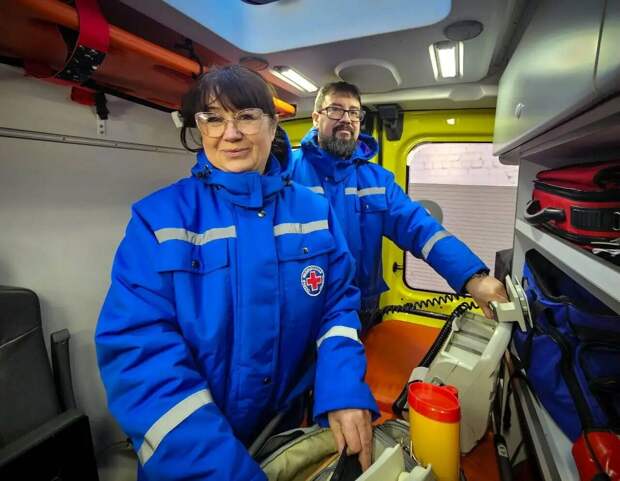 Ашыгыч медицина ярдәме табиблары кышкы салкында туңып яткан ир-атны коткарган