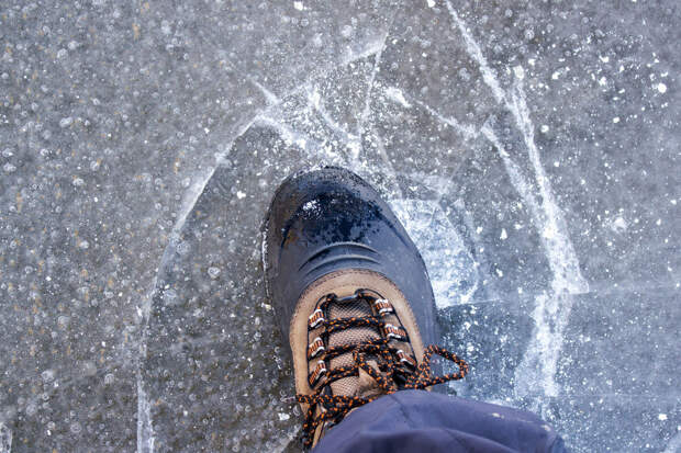 РЕН ТВ: в Подмосковье прохожие спасли детей, провалившихся под лед