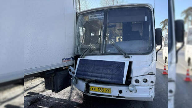 Автобус с пассажирами попал в ДТП с грузовиком в Барнауле / Фото: МВД