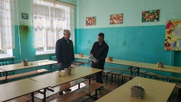 Эдуард Кузнецов проинспектировал перед капремонтом школу в станице Октябрьской