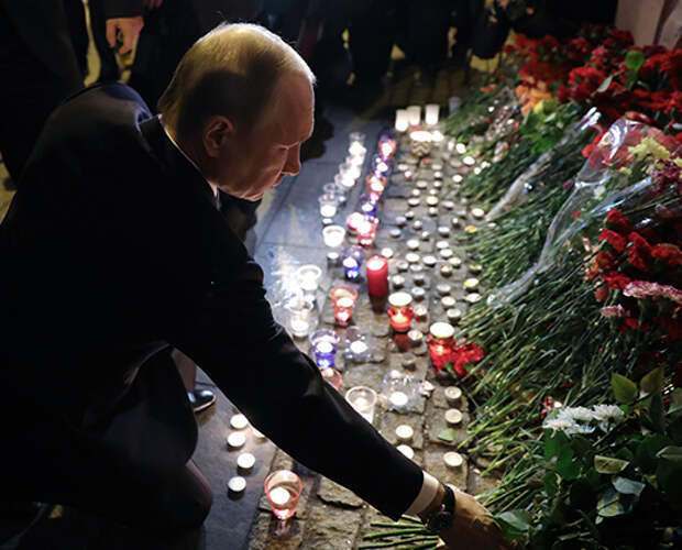 Владимир Путин возлагает цветы у мемориала погибшим в результате теракта на станции метро «Технологический институт» в Санкт-Петербурге. 3 апреля 2017 года