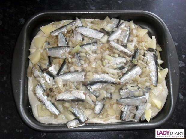 Фото рецепт пирога из мойвы (или другой рыбы) с картошкой.
