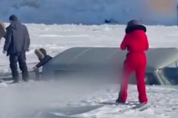 Появились кадры с провалившейся под лёд машиной с туристами на Байкале