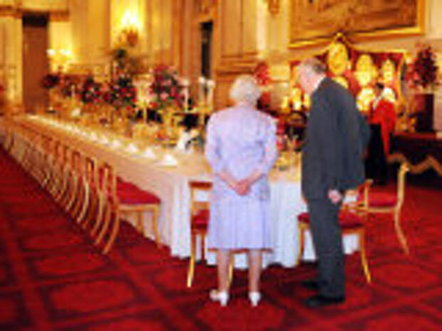 Вокруг света: Никакого чеснока, плохой одежды и молчания: странные правила на банкетах в королевской семье Великобритании