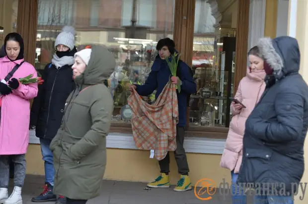 Полицейские проредили женскую колонну, устроившую мирный променад вдоль Гостиного двора