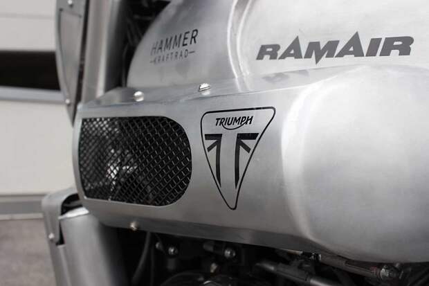 Hammer Crafted: кафе рейсер Triumph Rocket 3