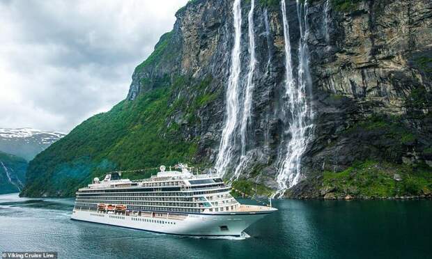 27. Один из способов приблизиться к величественному водопаду Семь Сестёр в Норвегии - совершить круиз. На фото - вездесущий лайнер Viking Sky красиво, красивые места, круиз, круизы, мир, паром, путешествия, фото