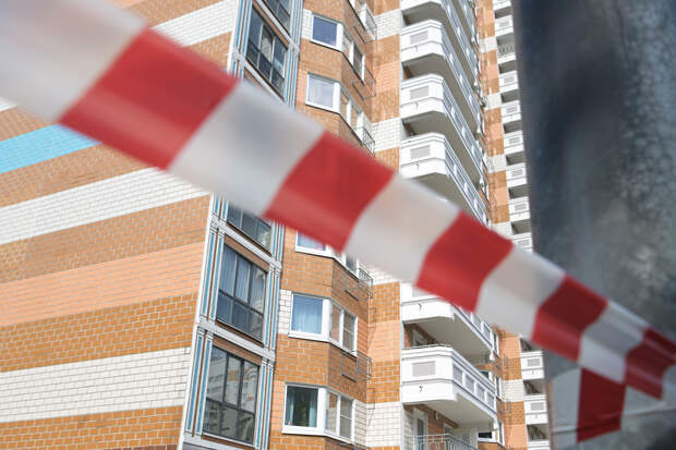 Ушедшую в школу 11-летнюю девочку нашли под окнами российской многоэтажки мертвой