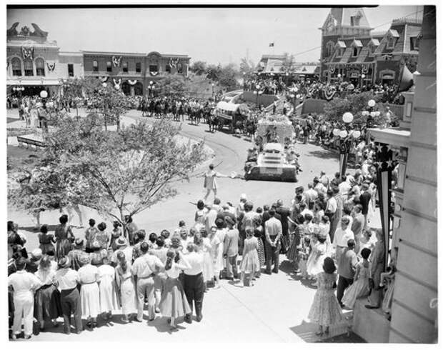 Диснейленд в день своего открытия в 1955 году диснейленд, открытие