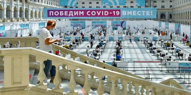 Врачи настоятельно рекомендуют пациентам с онкологией привиться от COVID-19. Фото: Ю. Иванко mos.ru