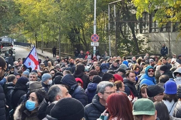 Люди с символикой ВСУ появились на митинге оппозиции в Тбилиси