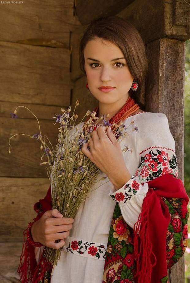 Красивые русские девушки в национальной одежде
