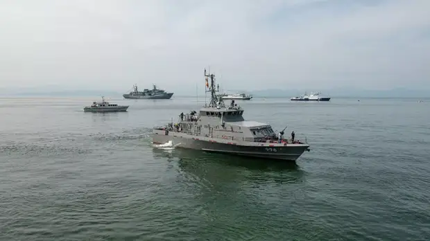 Корабли и вертолёты ТОФ на учениях в Тихом океане вытеснили подлодку условного противника