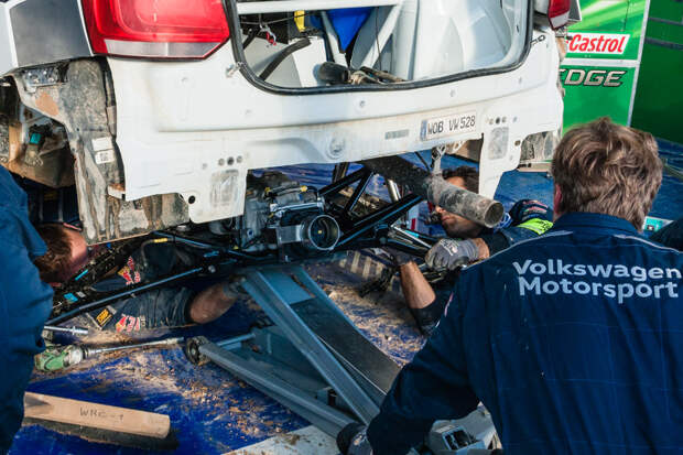 Как механики WRC собирают из одной раллийной машины другую за 75 минут. Фото 7