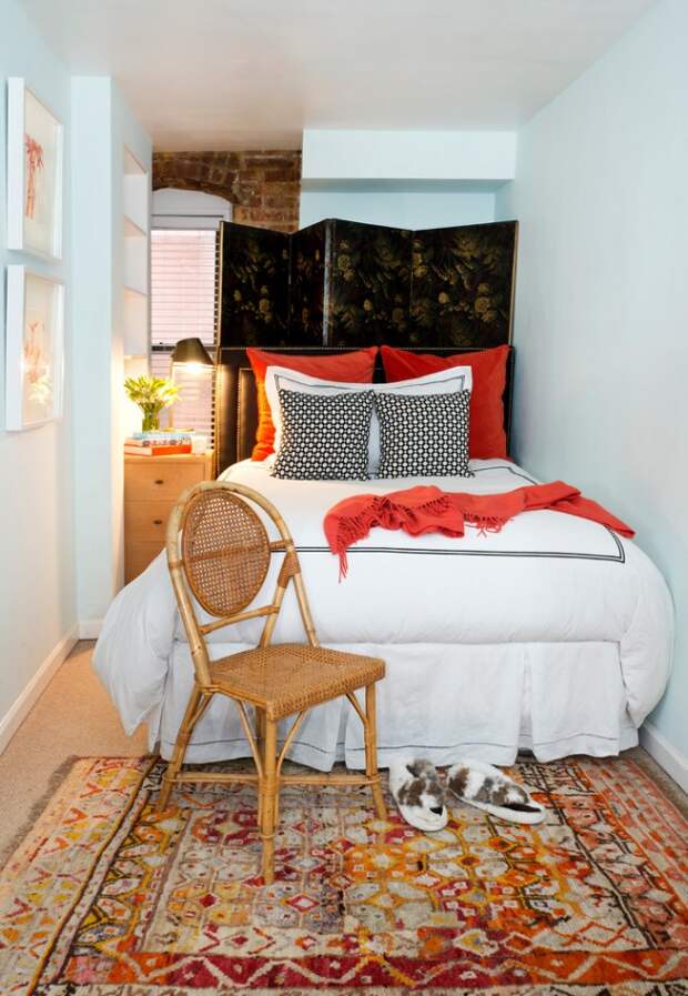 Яркие акценты в виде подушек, ковров на полу или мебели будут отлично сочетаться с нейтральной отделкой стен в светлых тонах или же кирпичной стеной 