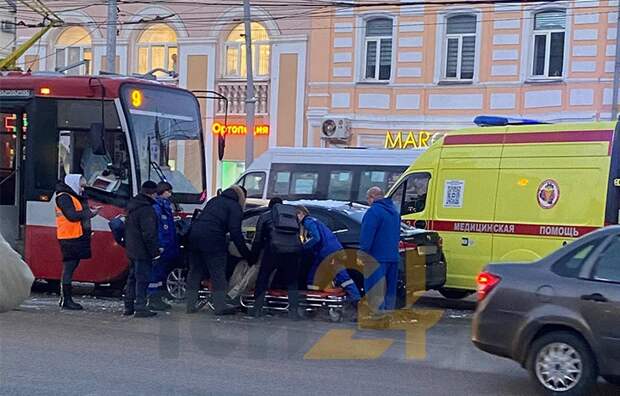 Водителя автомобиля Changan госпитализировали после лобового столкновения с трамваем на улице Советской в Туле