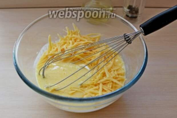 В кефирно-яичную смесь добавить сыр.