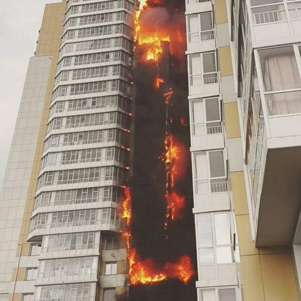 Почему горят квартиры. Пожар в многоэтажном доме. Горящий многоэтажный дом. Горящий много итажныц дом. Пожар в здании.