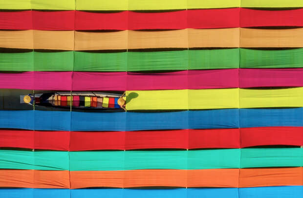 Ткань из стеблей лотоса, которую изготавливают в Мьянме, относится к числу самых дорогих. Оно и понятно: для изготовления шейного платка требуется около 4000 стеблей лотоса, комплекта монашеской одежды — до 220 000
