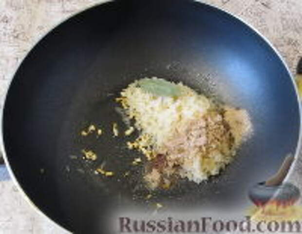 Фото приготовления рецепта: Пряный рис с изюмом и миндалем - шаг №5