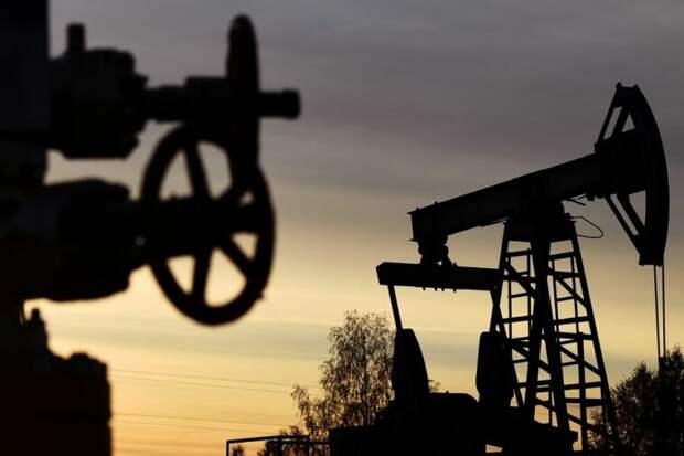 ОПЕК+ будет добывать меньше нефти в 2024 году. Как это повлияет на деньги россиян