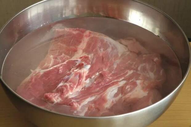Чтобы вымачивание было продуктивнее, порежьте мясо на мелкие куски / Фото: istoma.com