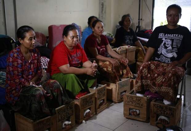 Индонезийские фермеры зацементировали себе ноги забастовка, ноги, фермеры, цемент
