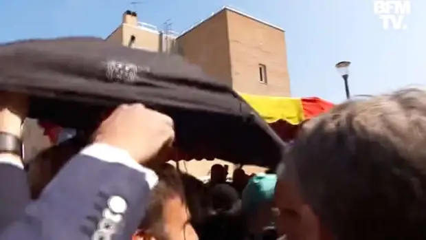 Эммануэля Макрона защитили от атаки помидоров зонтиком за 9,5 тыс. евро