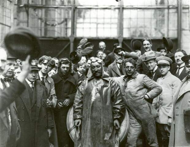 Автосалон в Санкт-Петербурге 1913 года автовыставка, автосалон, ретро фото