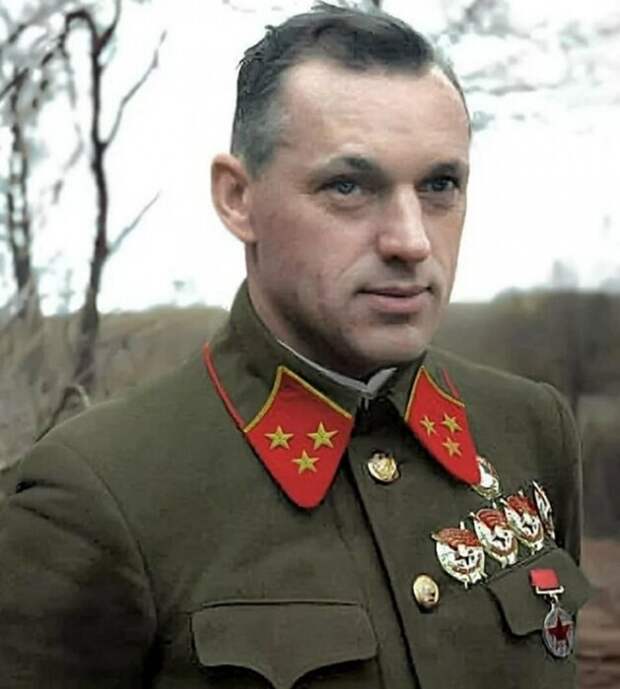 Единственный в истории СССР маршал двух стран - СССР и Польши, дважды Герой Советского Союза Константин Рокоссовский - один из великих полководцев Победы.
