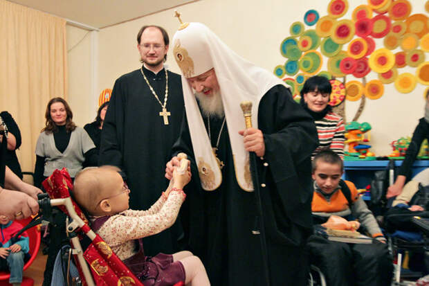 Святейший Патриарх Кирилл общается с подопечными детского хосписа в Санкт-Петербурге. 20 ноября 2010 года