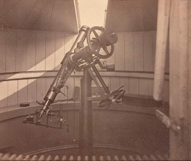 Телеском с экваториальной (параллактической) монтировкой в Пулковской обсерватории. 1876