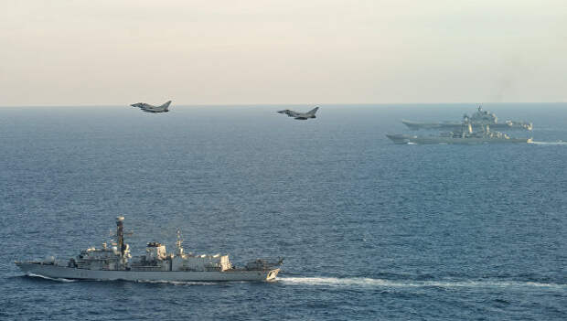 Самолеты британских ВВС Тайфун и британский корабль St Albans сопровождают российские корабли Петр Великий и Адмирал Кузнецов. Архивное фото