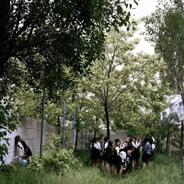 9-классницы в последний день учебы в дальнем уголке двора своей кадетской школы